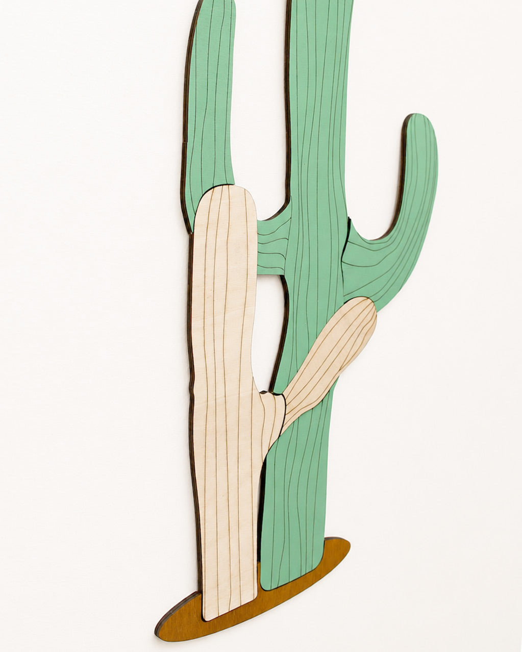 Dettaglio ravvicinato braccio e corpo Cactus Alto in legno — artigianale Italia Wudo