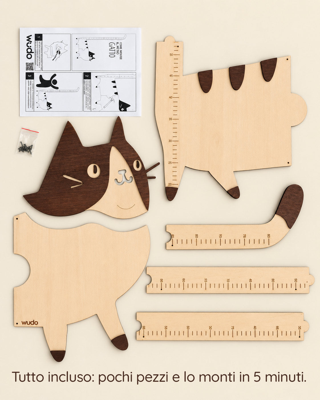 Contenuto della confezione del metro crescita gatto: i pezzi in legno, i chiodini e le istruzioni, con la scritta: Tutto incluso: pochi pezzi e lo monti in 5 minuti
