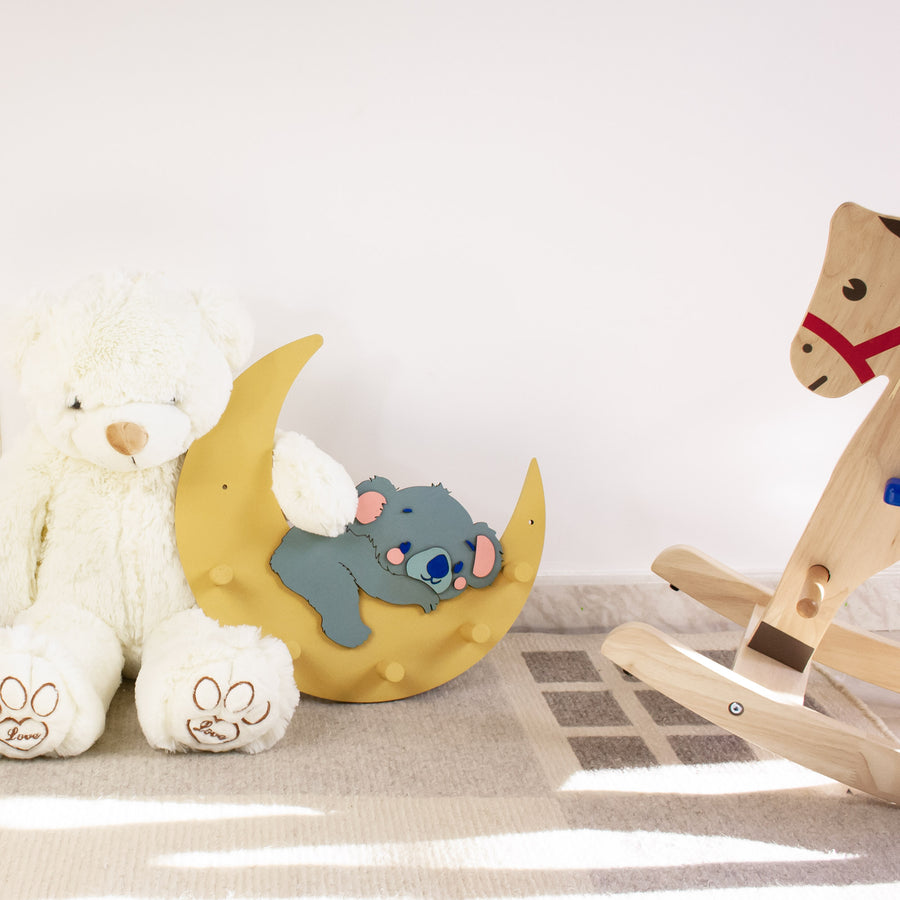 Appendiabiti in legno Kumi – koala sulla luna | Sogni d’Oro