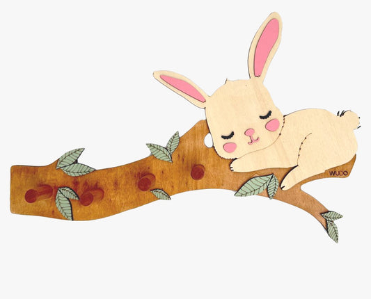 Appendiabiti in legno Kibi – Coniglietto sul ramo | Tra le Fronde