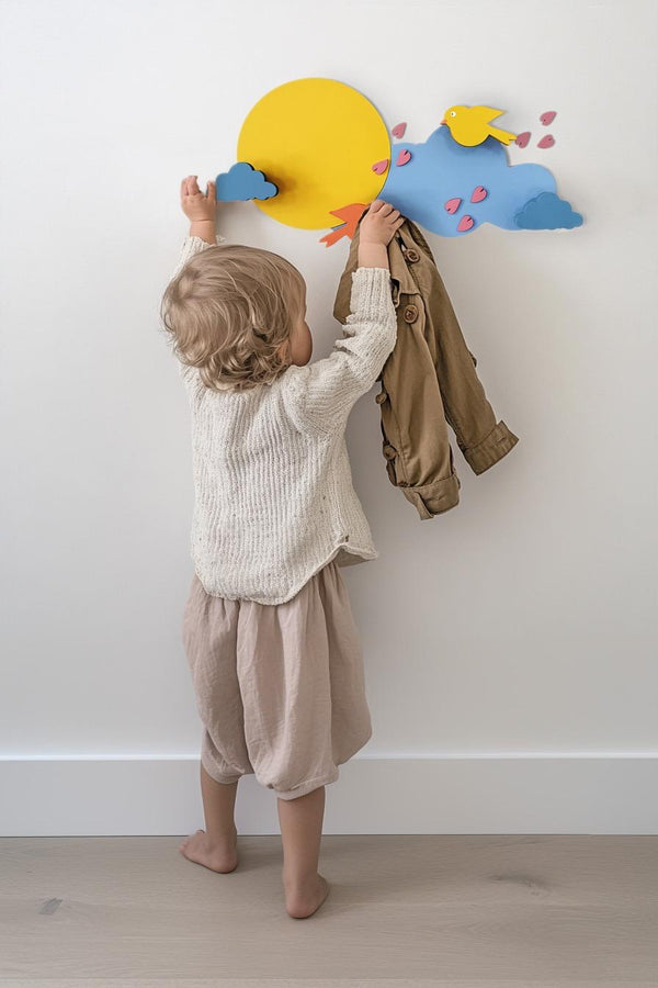 Set appendiabiti Nuvola di Sole in legno di pioppo su parete cameretta bambini