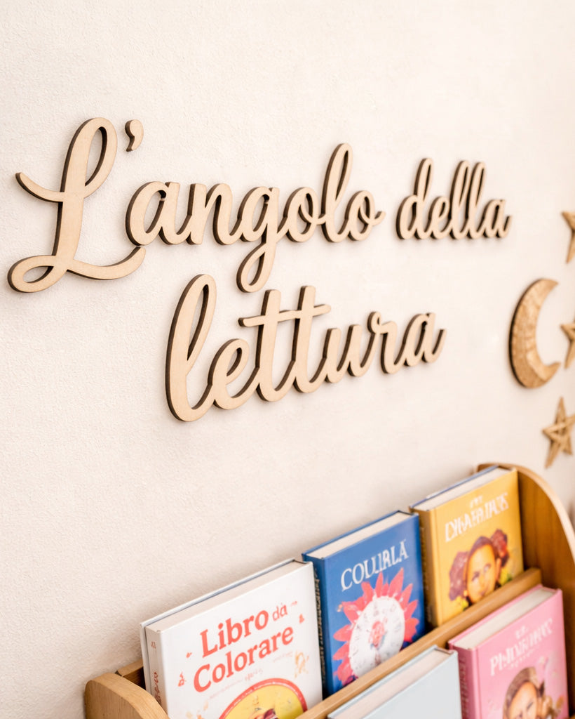 Scritta in legno L'angolo della lettura per cameretta bambini su parete