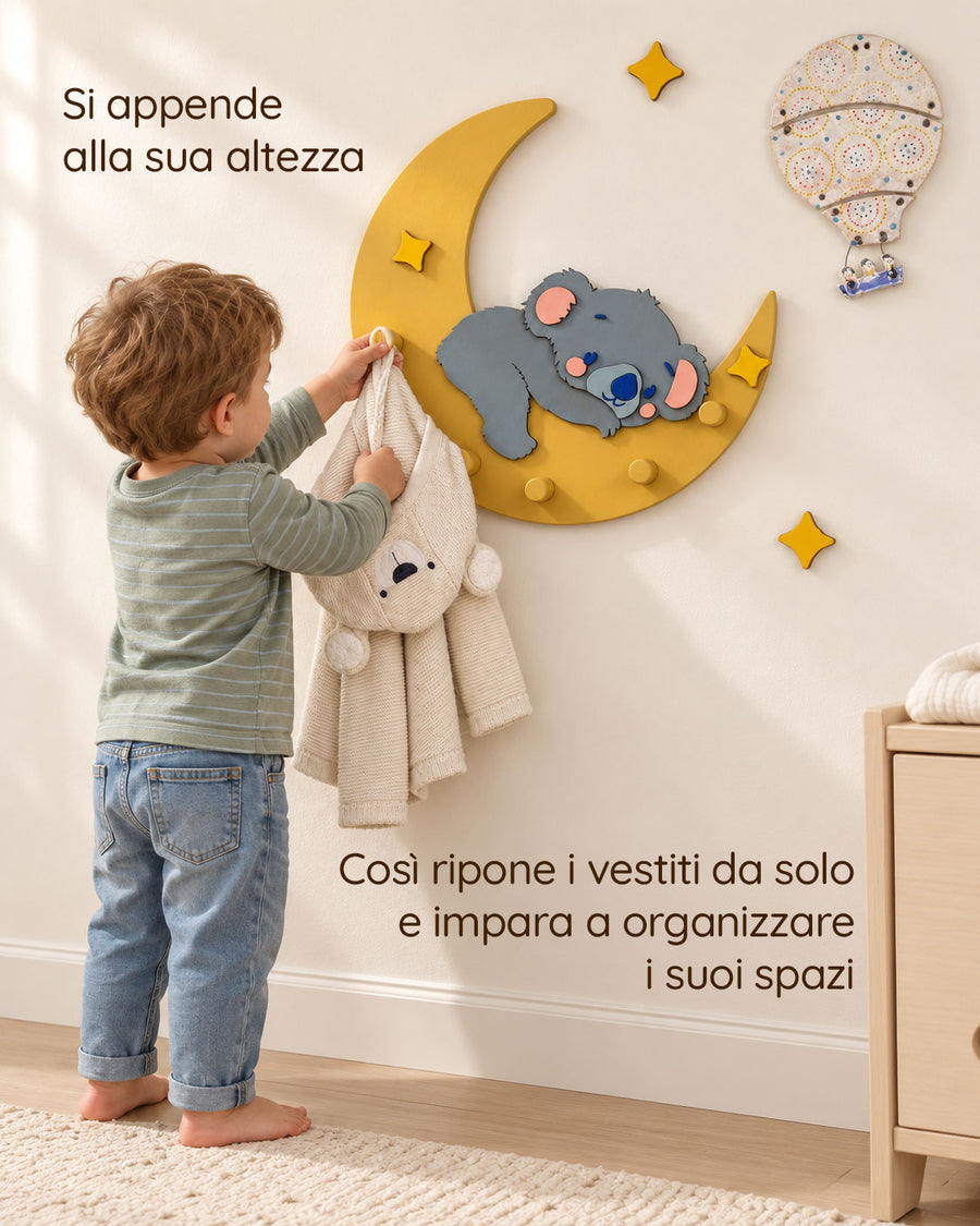 Bambino appende da solo l'accappatoio all'appendiabiti Kumi, un koala che dorme su una luna gialla