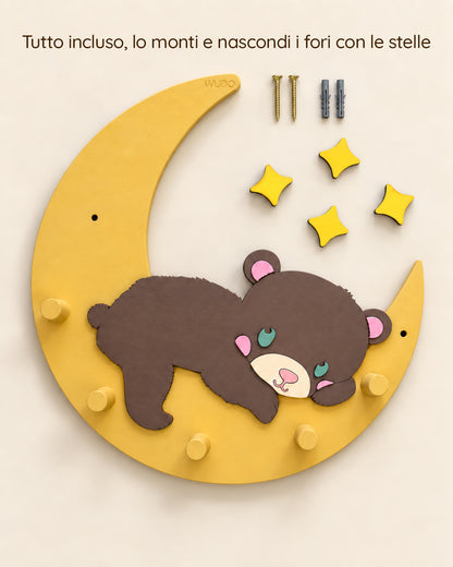 Contenuto della confezione dell'appendiabiti Mielo: la luna con l'orsetto, viti, tasselli e stelline in legno per coprire i fori, con la scritta: Tutto incluso, lo monti e nascondi i fori con le stelle