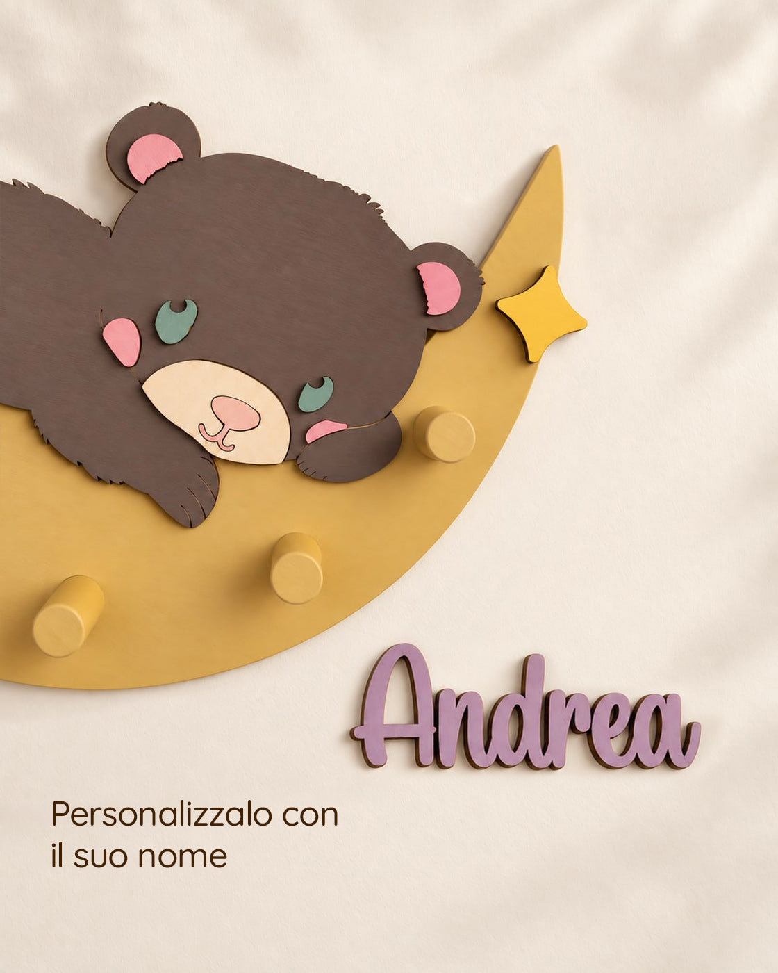 Appendiabiti Mielo personalizzato con il nome Andrea in legno lilla accanto alla luna con l'orsetto, con la scritta: Personalizzalo con il suo nome