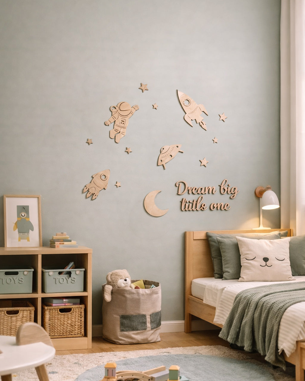 Decorazione parete legno tema spazio astronauta razzi luna stelle — cameretta bambino