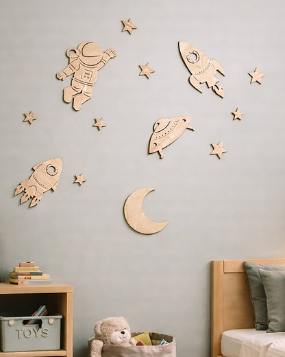 Dettaglio decorazione legno astronauta razzo UFO luna e stelle — wall art artigianale Italia