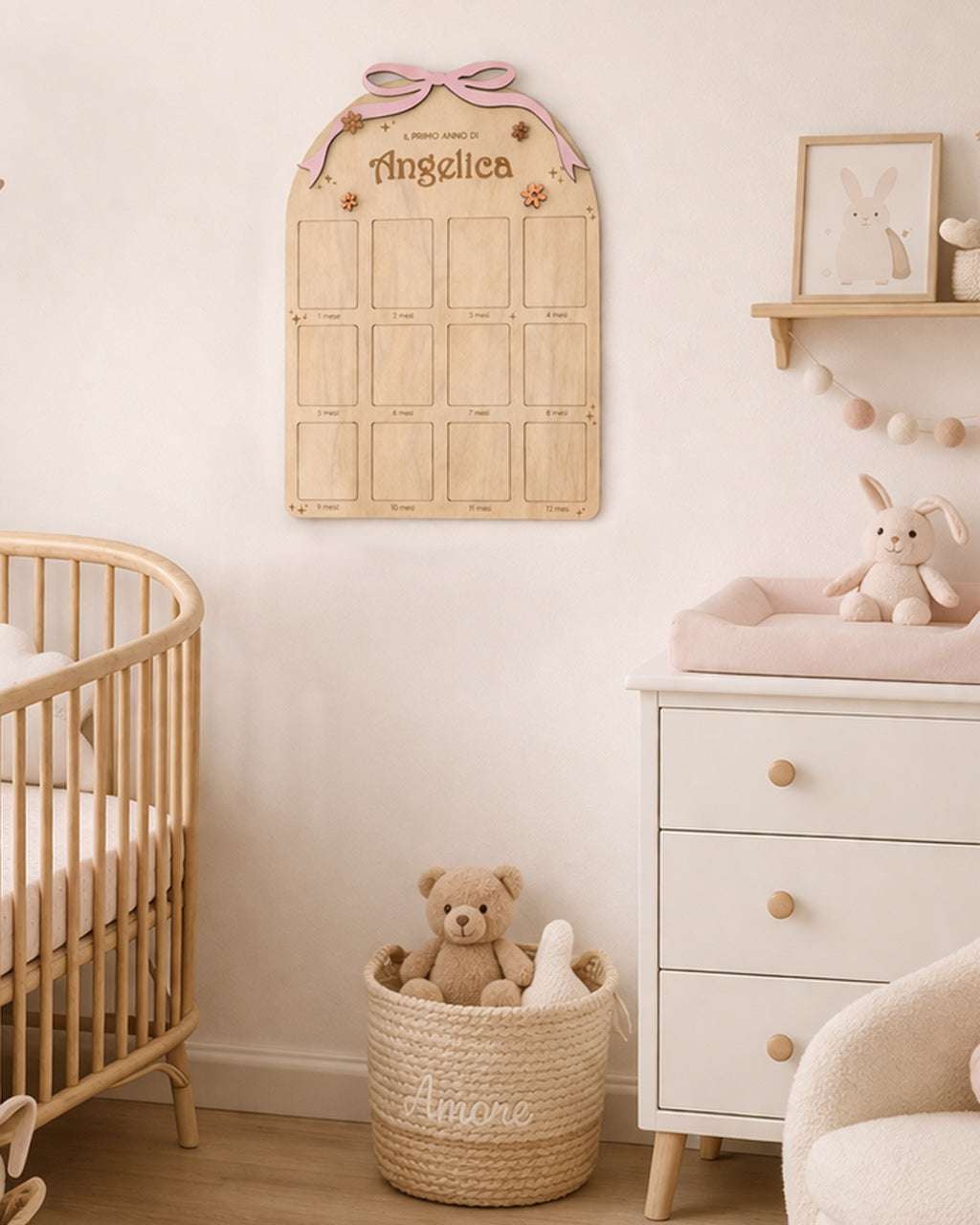 Bacheca primo anno bambina in legno personalizzata con fiocco rosa e fiorellini appesa vicino alla culla