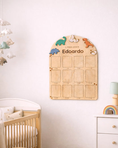 Bacheca primo anno bambino personalizzata in legno con dinosauri appesa vicino alla culla