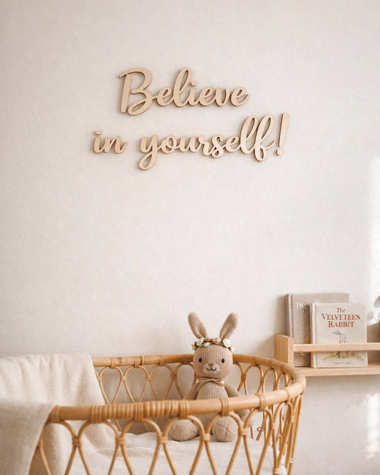 Scritta in legno Believe in yourself per cameretta bambini su parete