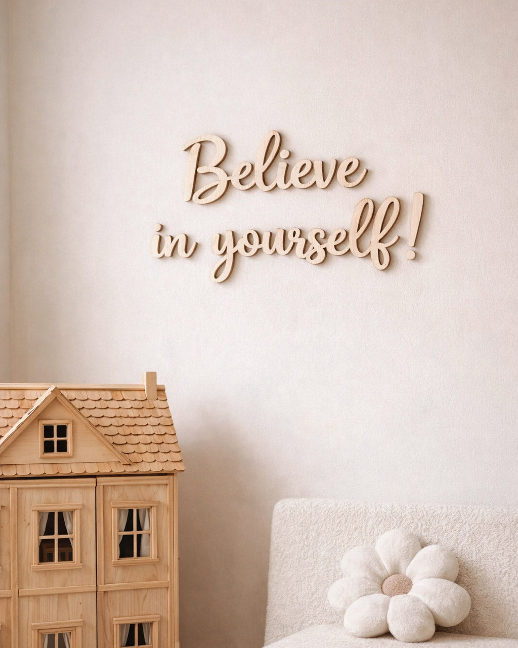 Dettaglio scritta Believe in yourself legno pioppo cerato finitura artigianale