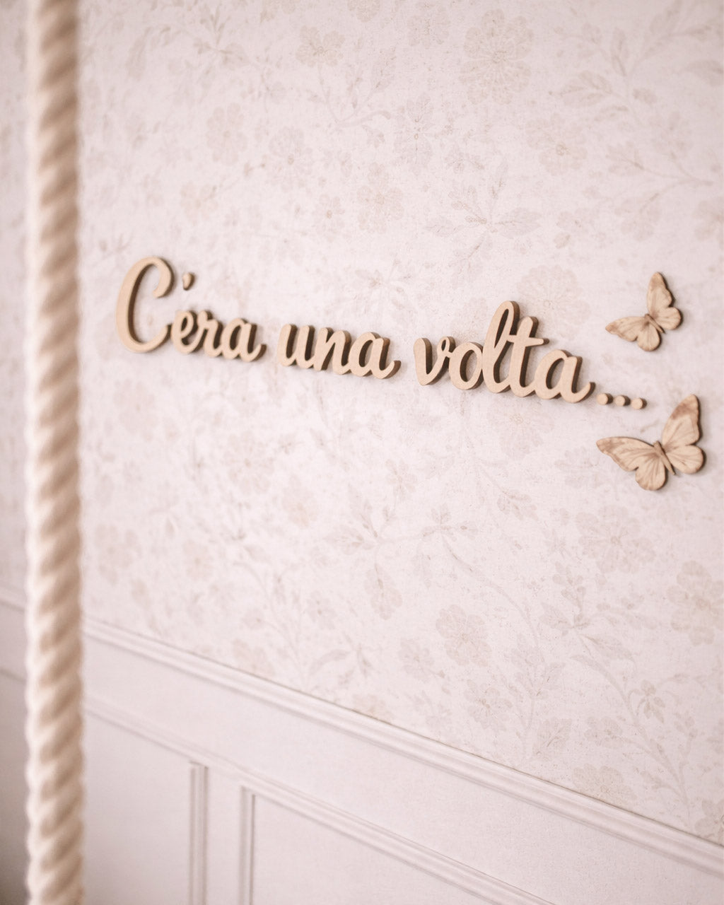 Scritta in legno C'era una volta per cameretta bambini su parete