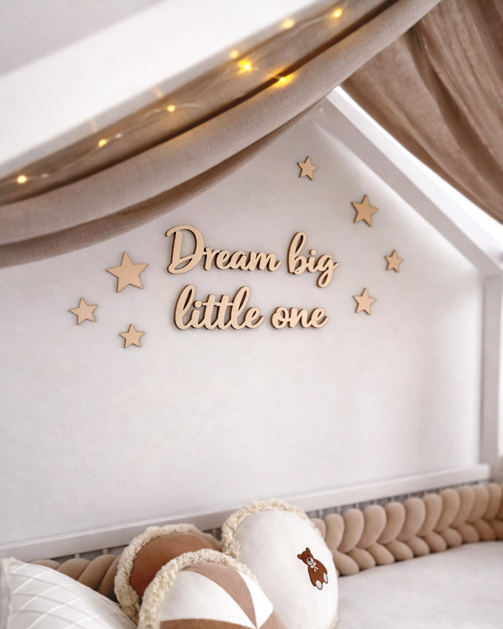 Scritta in legno Dream big little one per cameretta bambini su parete
