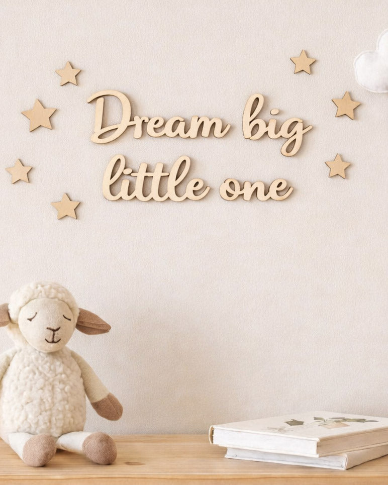 Dettaglio scritta Dream big little one legno pioppo cerato finitura artigianale