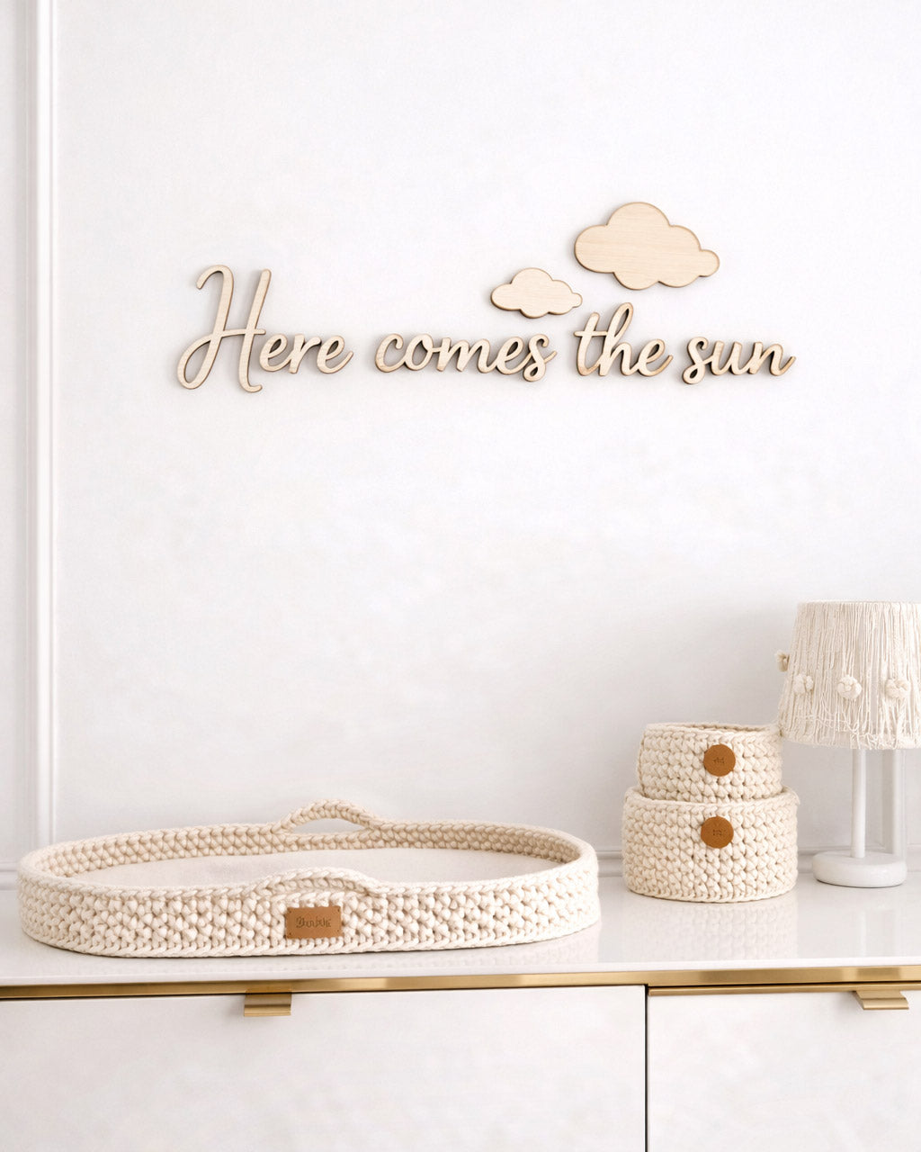 Scritta in legno Here comes the sun per cameretta bambini su parete