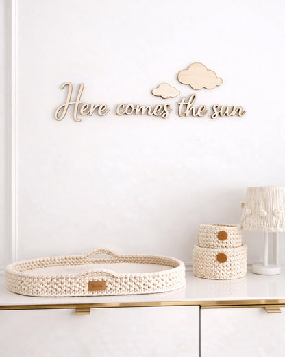 Scritta in legno Here comes the sun per cameretta bambini su parete