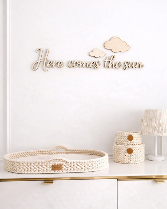 Scritta in legno Here comes the sun per cameretta bambini su parete