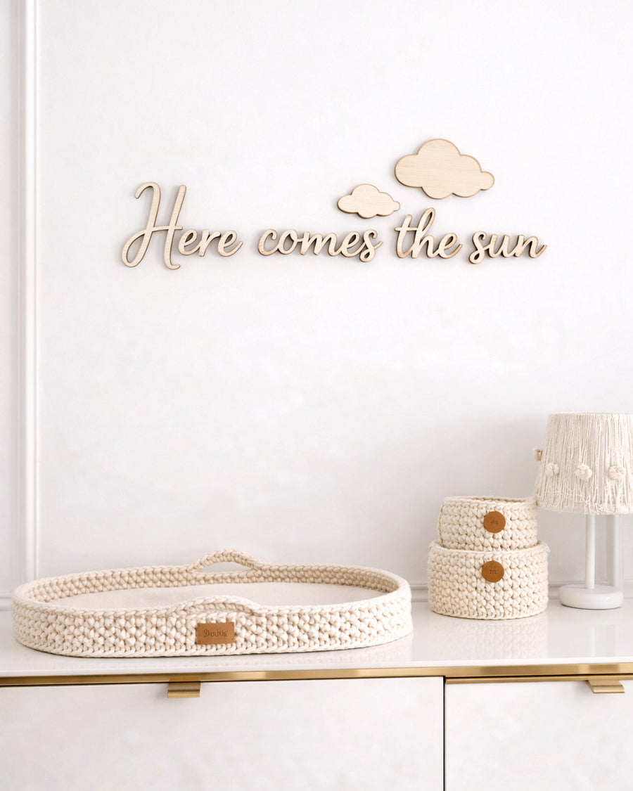 Scritta in legno Here comes the sun per cameretta bambini su parete