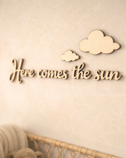 Dettaglio scritta Here comes the sun legno pioppo cerato finitura artigianale