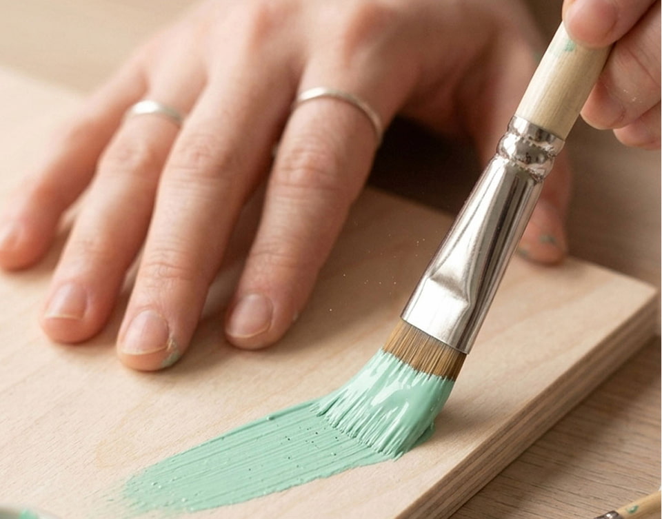 Artigiano dipinge a mano metro crescita in legno naturale — laboratorio Wudo