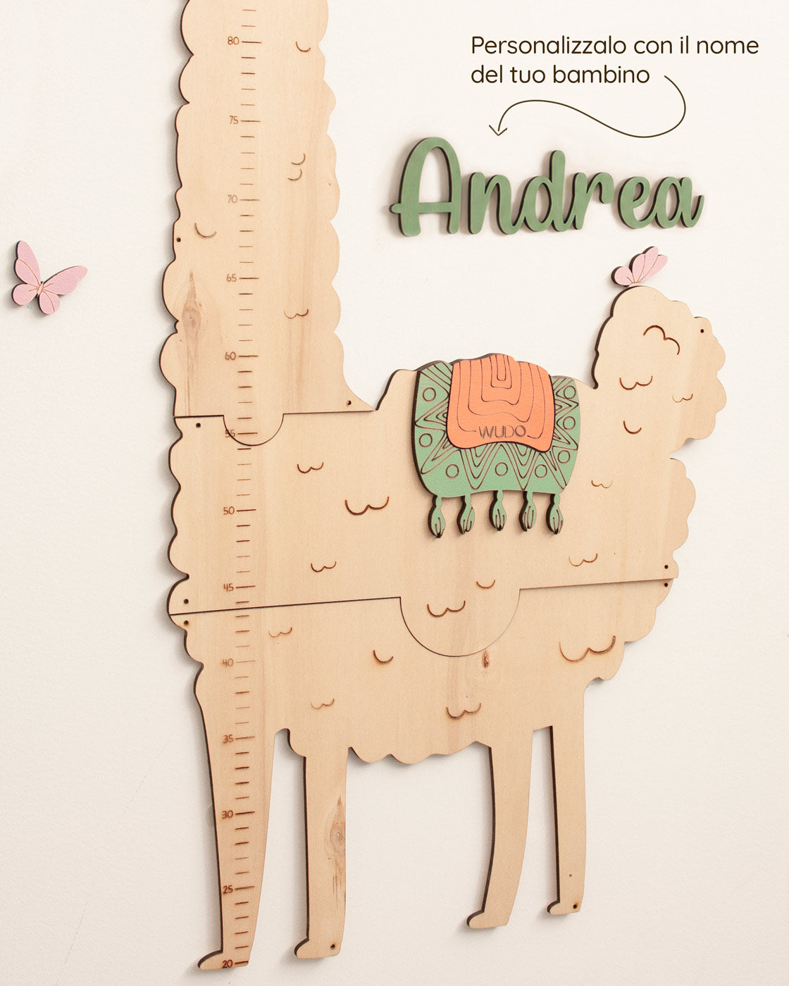 Metro crescita AlpaLoca personalizzato con il nome Andrea in legno verde sopra la groppa dell'alpaca, con la scritta: Personalizzalo con il nome del tuo bambino