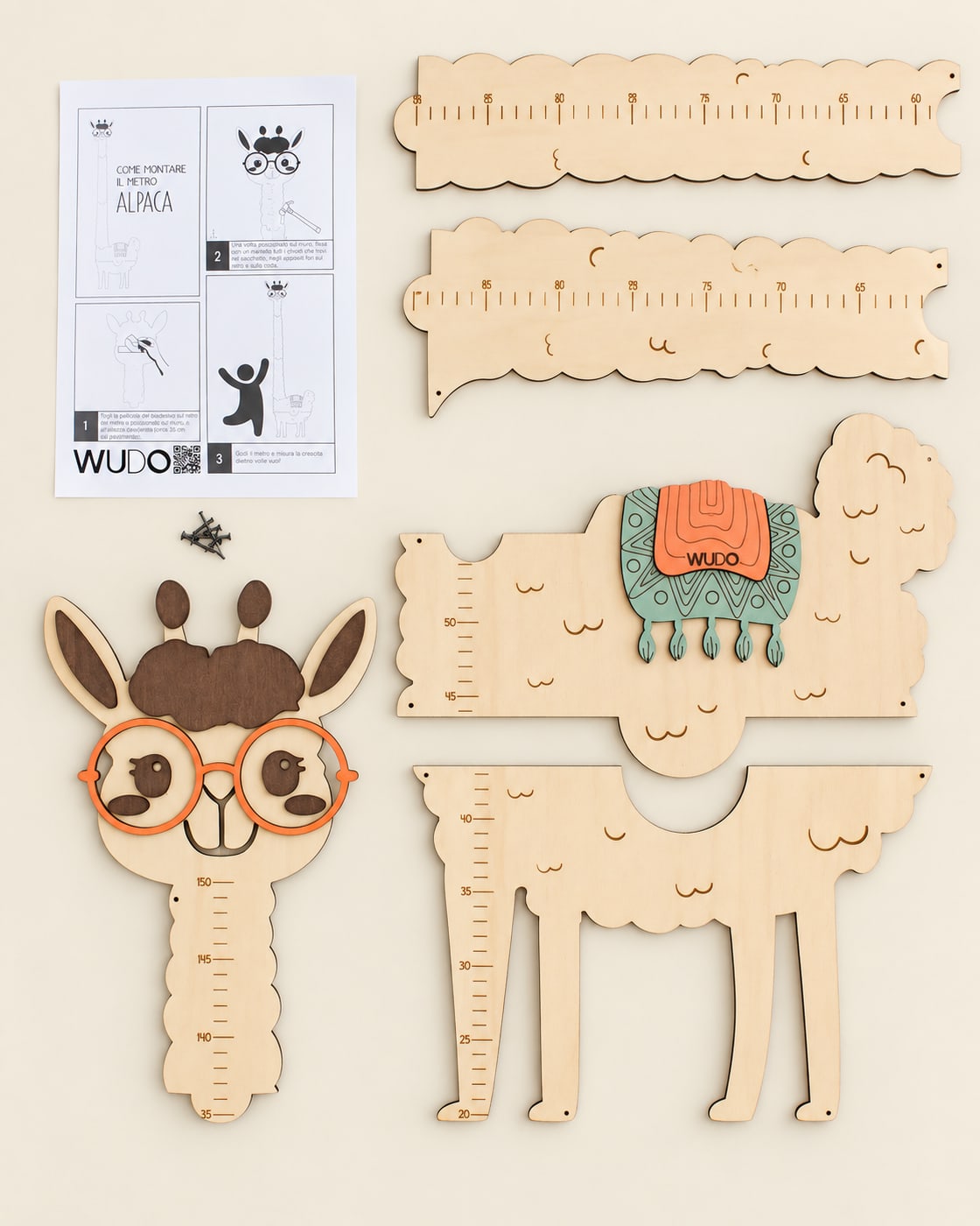 Contenuto della confezione del metro crescita alpaca: cinque pezzi in legno, chiodini e istruzioni di montaggio