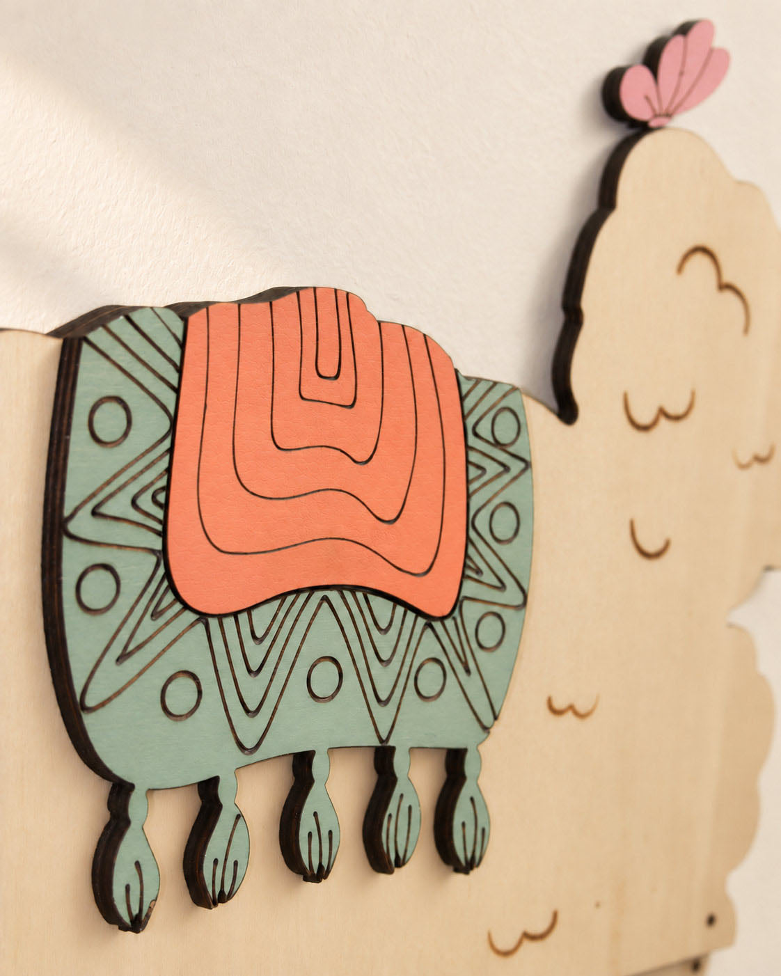 Coperta dell'alpaca in legno verde e arancione con disegni incisi al laser e frange a rilievo