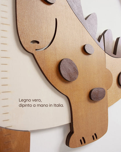 Dettaglio del dinosauro con macchie in legno sovrapposto a rilievo, con la scritta: Legno vero, dipinto a mano in Italia