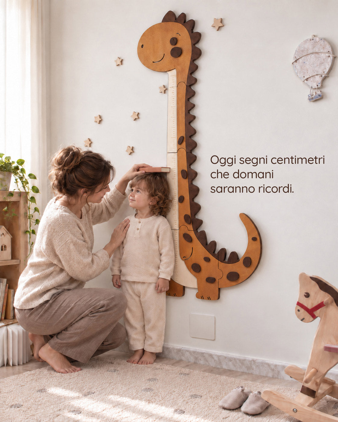 Mamma misura l'altezza del bambino appoggiato al metro crescita dinosauro in legno, con la scritta: Oggi segni centimetri che domani saranno ricordi