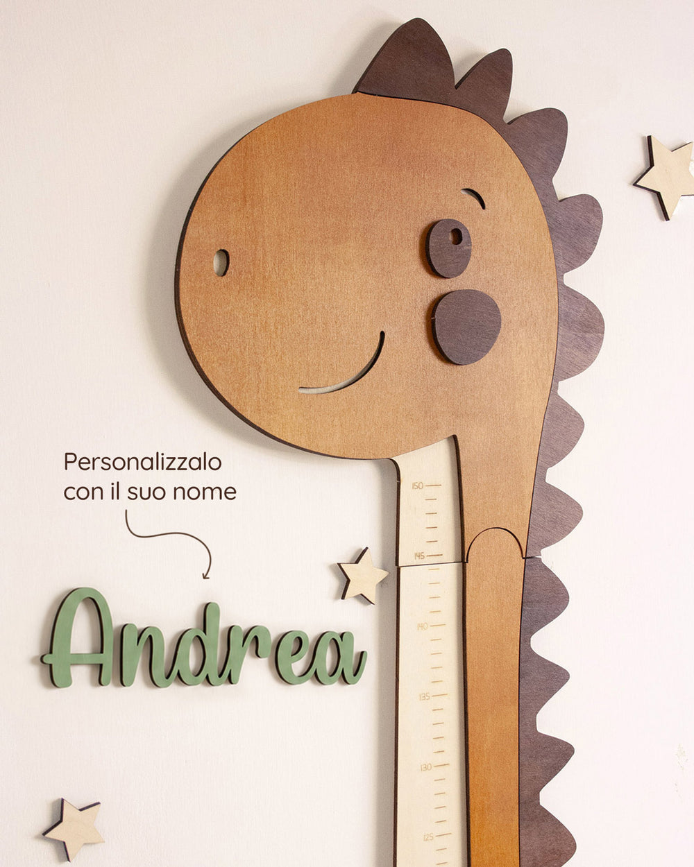 Metro crescita Brontometro personalizzato con il nome Andrea in legno verde accanto alla testa del dinosauro, con la scritta: Personalizzalo con il suo nome