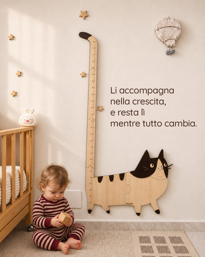 Bimbo seduto gioca con un cubo di legno accanto al metro crescita Bettina la Gattina, con la scritta: Li accompagna nella crescita, e resta lì mentre tutto cambia