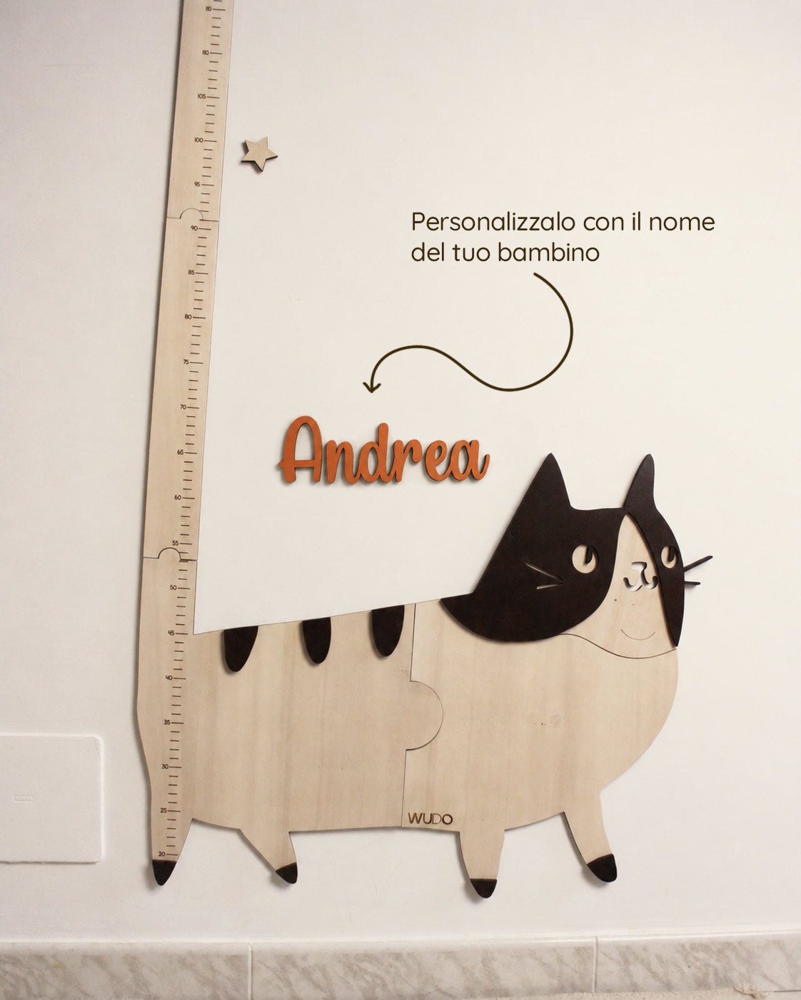 Metro crescita Bettina la Gattina personalizzato con il nome Andrea in legno arancione sopra la testa del gatto, con la scritta: Personalizzalo con il nome del tuo bambino
