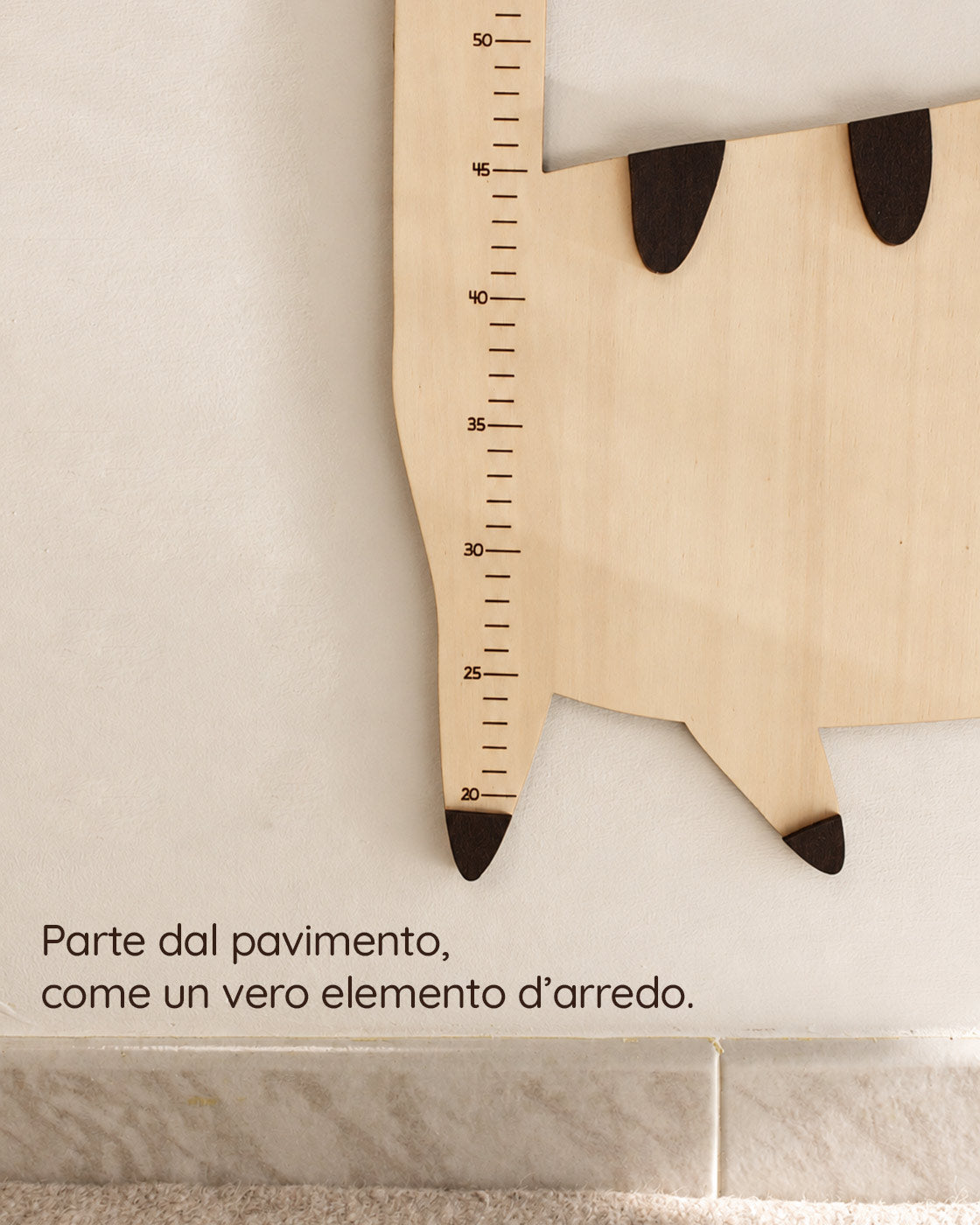 Zampe del gatto e scala in centimetri da 20 a 50 cm sopra il battiscopa, con la scritta: Parte dal pavimento, come un vero elemento d'arredo