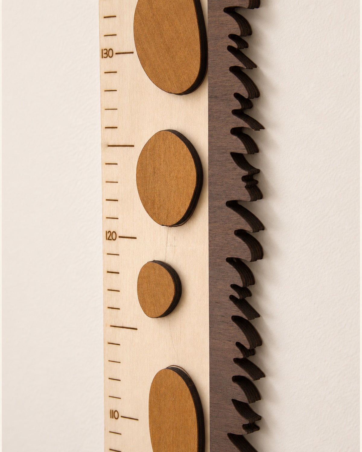 Scala in centimetri incisa al laser da 110 a 130 cm, con macchie e criniera in legno a rilievo