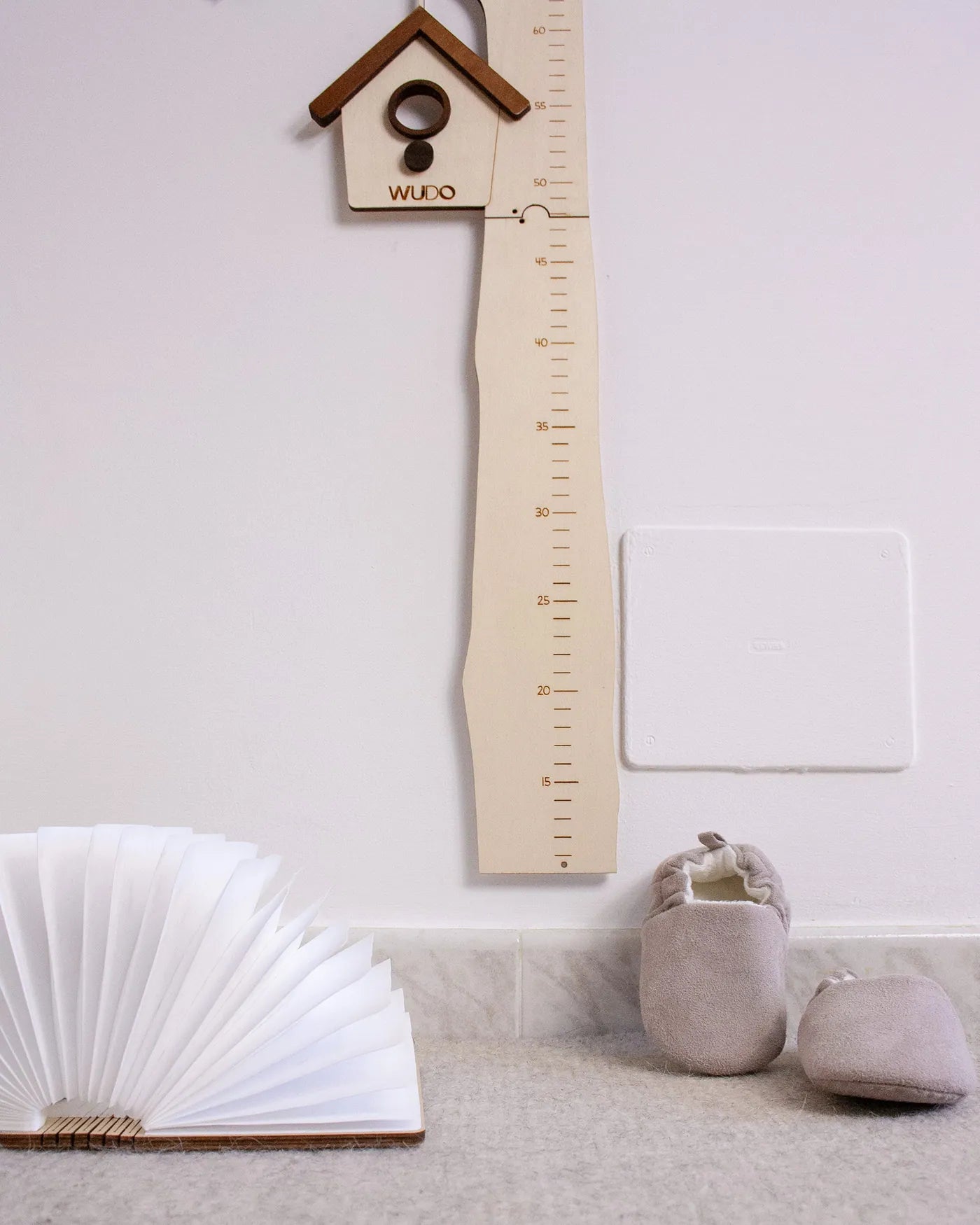 Metro crescita Lello Alberello in legno naturale ambientato in cameretta bambini — Wudo Design