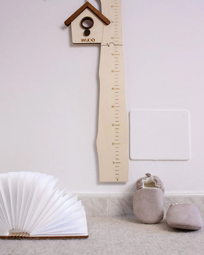 Metro crescita Lello Alberello in legno naturale ambientato in cameretta bambini — Wudo Design