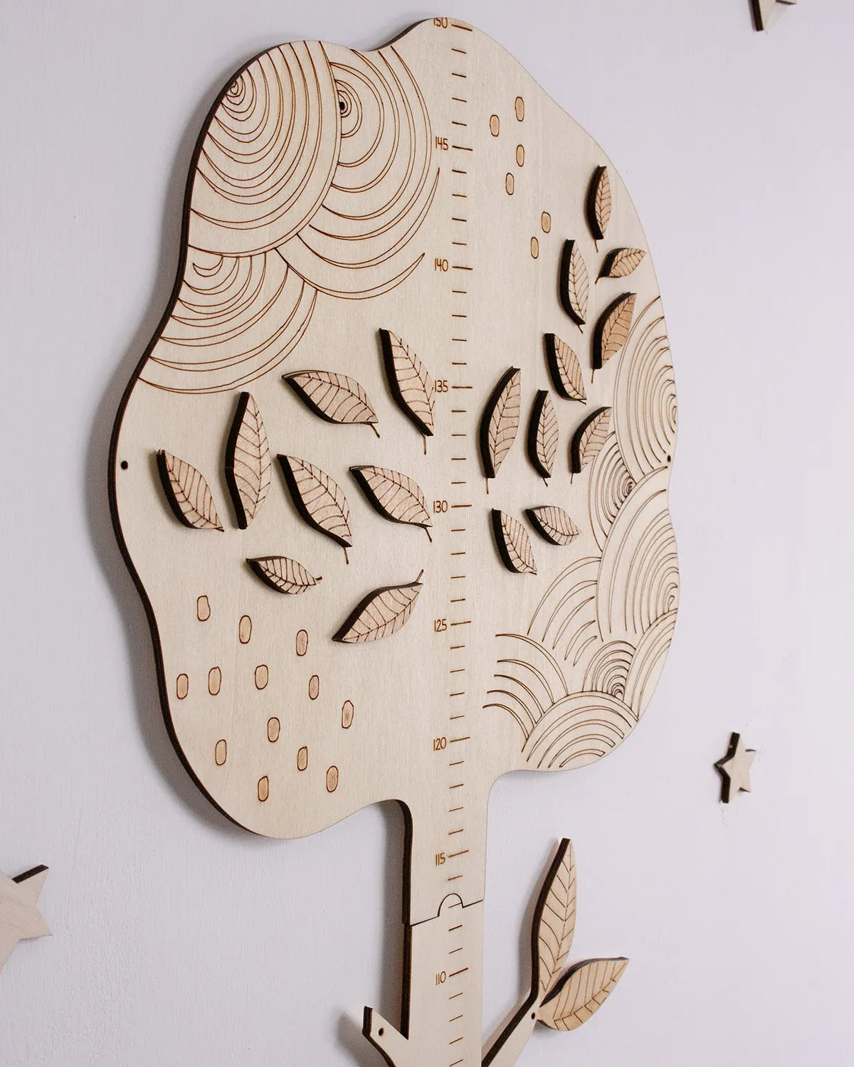 Installazione metro crescita albero legno parete cameretta — dettaglio casetta Wudo