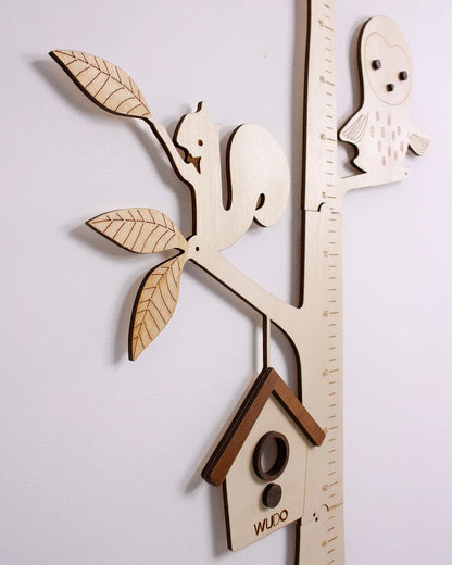 Dettaglio misure metro crescita Lello Alberello legno naturale dipinto a mano — Wudo Design