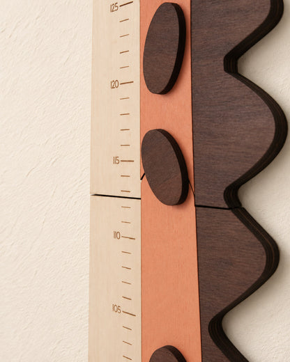 Scala in centimetri da 105 a 125 cm accanto alle macchie e alla cresta in legno a rilievo