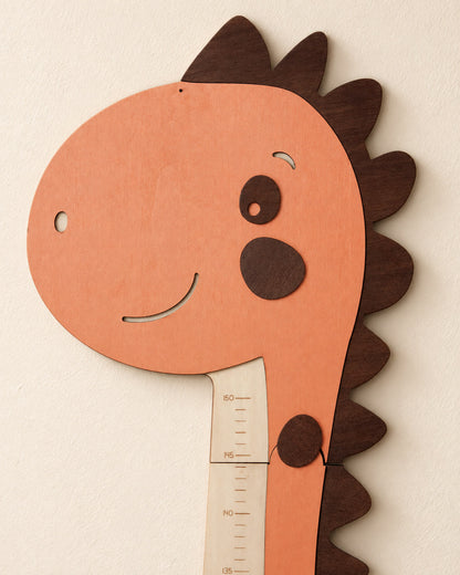 Testa del dinosauro in legno terracotta con occhio, guancia e cresta marroni a rilievo