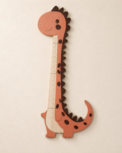 Metro crescita MangoSauro, dinosauro in legno color terracotta con macchie e cresta marroni, appeso alla parete