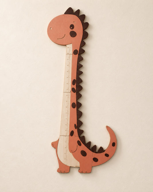 Metro crescita MangoSauro, dinosauro in legno color terracotta con macchie e cresta marroni, appeso alla parete