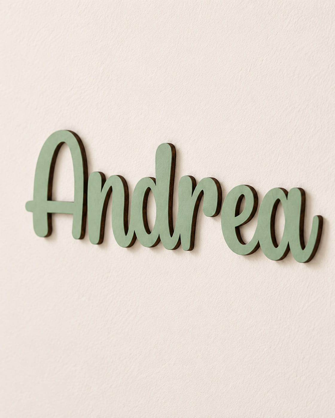 Nome Andrea in legno verde a rilievo, la personalizzazione da abbinare al metro crescita MangoSauro