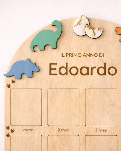 Milestone board 12 mesi bambino in legno di pioppo con dinosauri colorati e nome inciso — Wudo