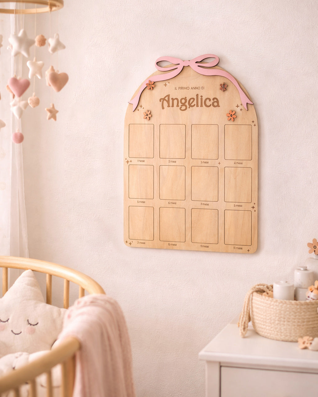 Milestone board bambina personalizzata in legno con fiocco rosa appesa in cameretta — regalo nascita femmina