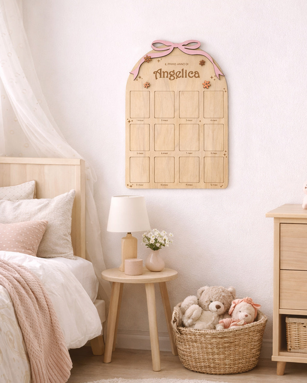 Milestone board in legno bambina con fiocco rosa applicato a rilievo — bacheca foto 12 mesi artigianale Italia