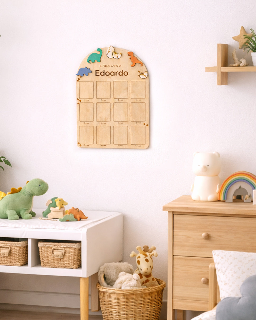 Milestone board bambino in legno pioppo appesa in cameretta con dinosauri colorati — regalo nascita maschio