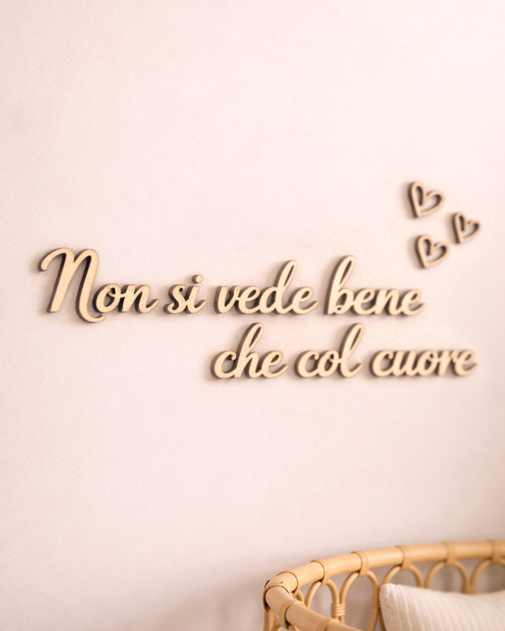 Scritta in legno Non si vede bene che col cuore Piccolo Principe su parete cameretta