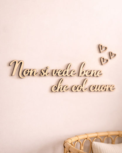 Scritta in legno Non si vede bene che col cuore Piccolo Principe su parete cameretta