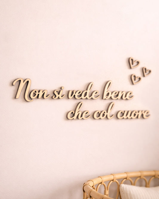 Scritta in legno Non si vede bene che col cuore Piccolo Principe su parete cameretta